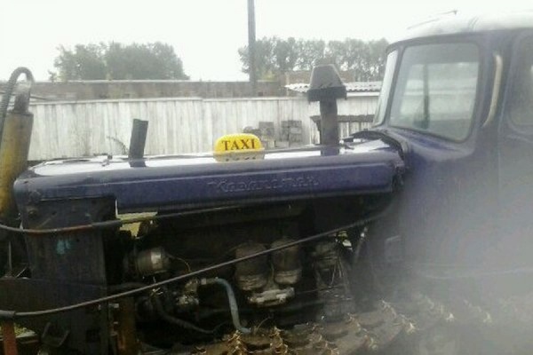 Житель Ивделя превратил свой трактор в такси - Фото 1