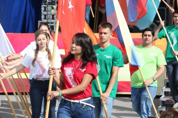 Пять тысяч новых лиц. Новоиспеченные студенты УрФУ отметили «Первый день в Уральском федеральном» - Фото 1