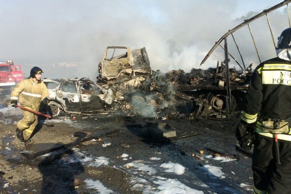 На Тюменском тракте в горящей легковушке погибли двое взрослых и ребенок - Фото 1
