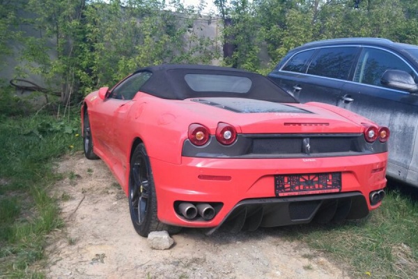 В Екатеринбурге выставили на торги Ferrari должника. Цена — чуть меньше трех миллионов рублей - Фото 1