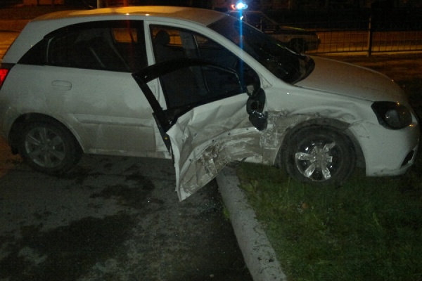 На улице Бажова столкнулись неопытные водители. Два человека получили травмы - Фото 1