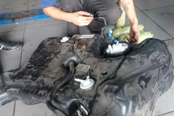 Таможенники нашли почти 4 кг героина в бензобаке машины из Казахстана - Фото 1