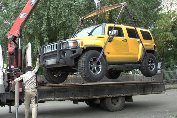 В Екатеринбурге новые владельцы перекрасили Hummer, чтобы спрятать машину от судебных приставов - Фото 1