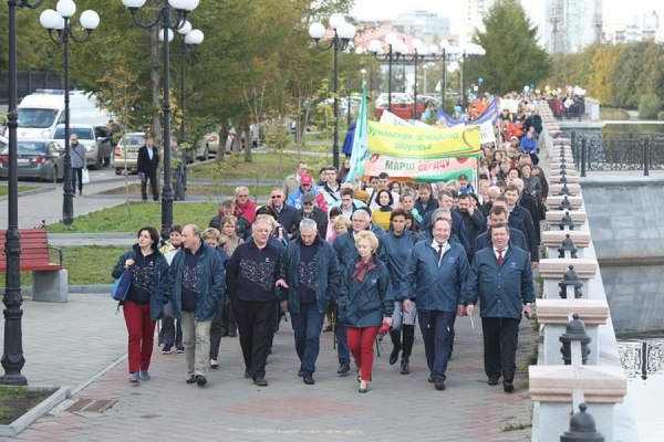 «Марш к здоровому к сердцу». В центре Екатеринбурге прошло шествие кардиологов. ФОТО - Фото 1