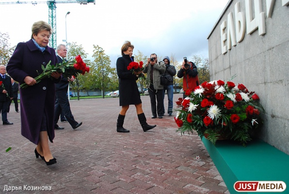 Наина Ельцина и Александр Якоб возложили цветы к памятнику первому президенту России - Фото 1