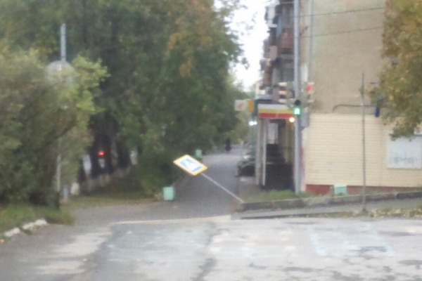«Это было сделано руками». Кировградские «богатыри» согнули два дорожных знака возле музыкальной школы - Фото 1