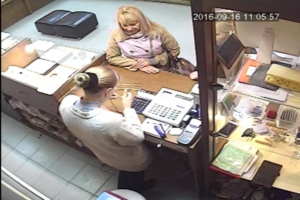 В Алапаевске ищут мошенницу, которая продавала бижутерию под видом золота - Фото 1