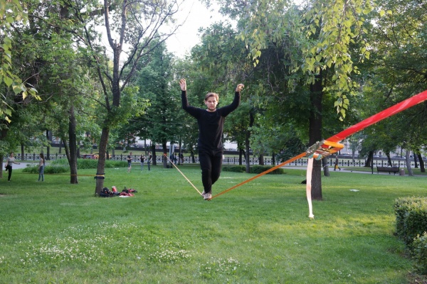 Бывший уралец приехал в Екатеринбург, чтобы научить горожан ходить по узкой стропе - Фото 1