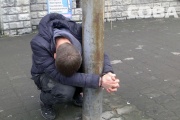Пьяного дебошира приковали наручниками к столбу на улице Репина