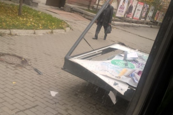 В центре Екатеринбурга водитель маршрутки снес рекламную конструкцию - Фото 1