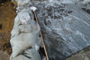 В Кировграде аварийную плотину отремонтировали мешками с песком и залили бетоном. ФОТО