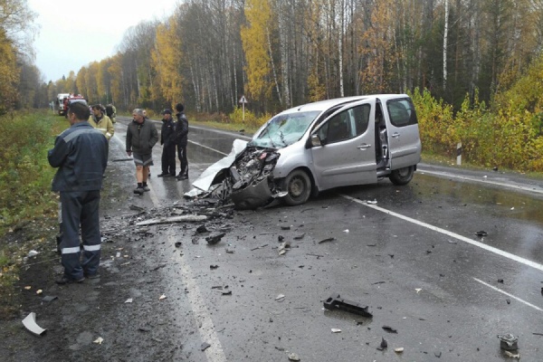 Между Первоуральском и Шалей столкнулись Subaru и Peugeot. Один человек погиб, четверо ранены - Фото 1