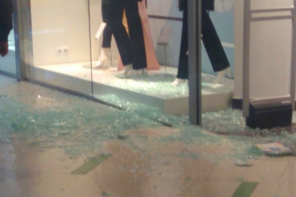 В одном из магазинов ТЦ «Радуга Парк»  обрушилась витрина - Фото 1