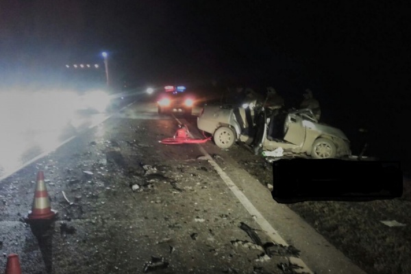 На Тюменском тракте водитель при обгоне вылетел на встречку. Три человека погибли, один в тяжелом состоянии в больнице - Фото 1