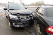 В Каменске-Уральском водители не поделили круговой перекресток. Два человека получили травмы