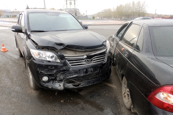 В Каменске-Уральском водители не поделили круговой перекресток. Два человека получили травмы - Фото 1