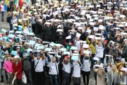 «Ромашка» из 2000 уральских студентов появилась на площади перед УрФУ