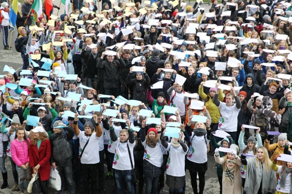 «Ромашка» из 2000 уральских студентов появилась на площади перед УрФУ - Фото 1