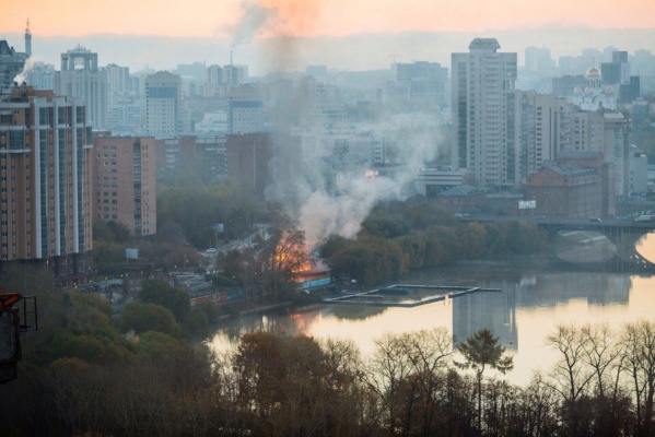 Все в огне: в центре Екатеринбурга горит лодочная станция. ФОТО - Фото 1