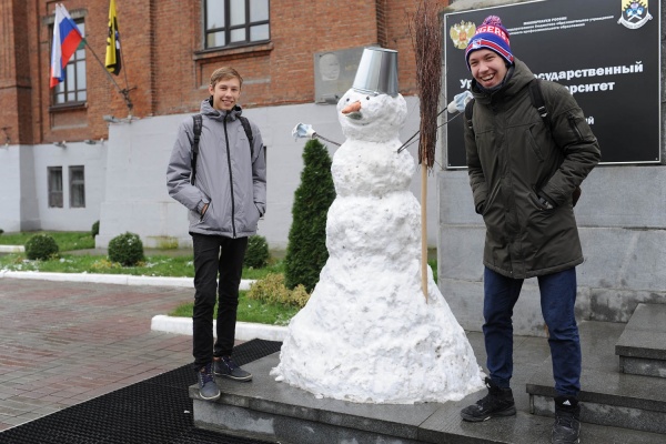 Студенты Горного университета слепили из снега ректора Николая Косарева - Фото 1