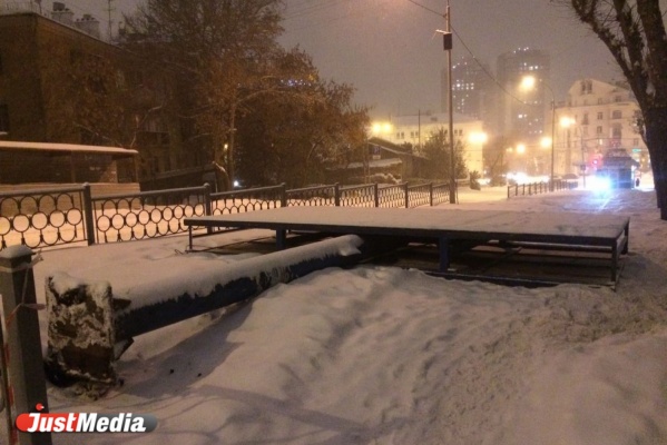 В центре Екатеринбурга снежный шторм с корнем вырвал рекламный щит - Фото 1