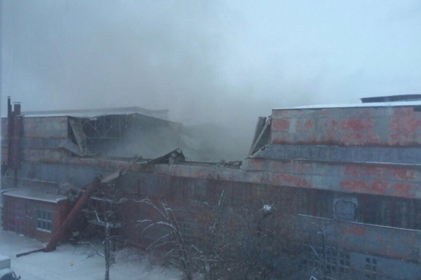 В цехе завода имени Калинина обрушилась крыша. Очевидцы: есть жертвы - Фото 1