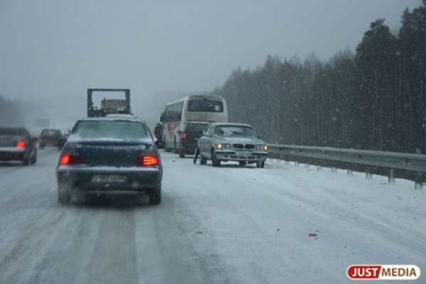 На Московском тракте водитель «Ларгуса» собрал ограждение и Subaru. Пострадали четыре человека - Фото 1