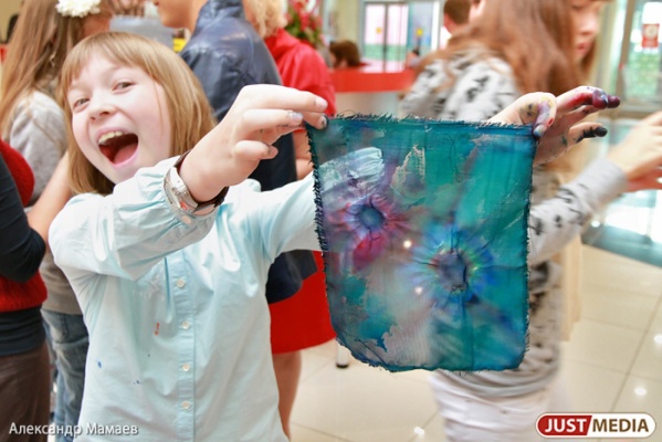 Маленькие жители Екатеринбурга создадут серию авторских открыток про мам - Фото 1