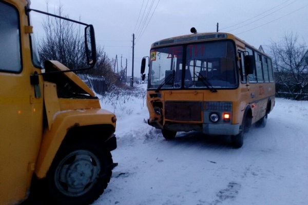 Под Каменском-Уральским в лобовом столкновении двух школьных автобусов пострадали четыре ребенка. ФОТО - Фото 1