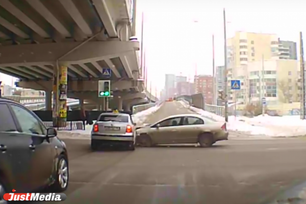 Под мостом на Московской – Большакова автоледи, болтавшая по телефону, проехала на красный и снесла автомобиль такси. ВИДЕО - Фото 1