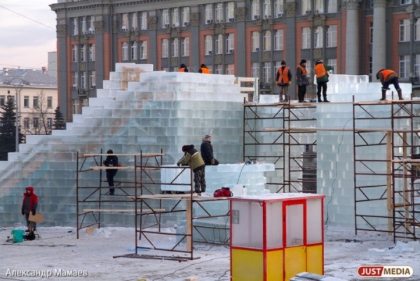 В Екатеринбурге с площади убрали автомобили и начали строить ледовый городок - Фото 1