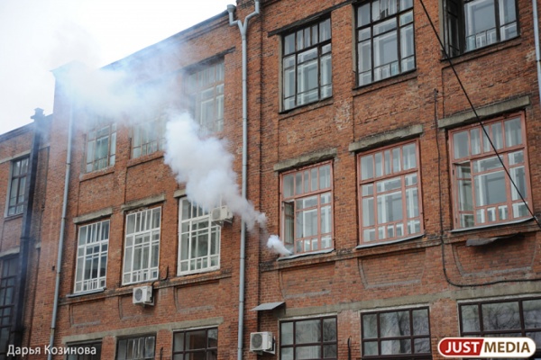 Десять человек эвакуированы: в трехэтажке на Уралмаше сгорела квартира  - Фото 1