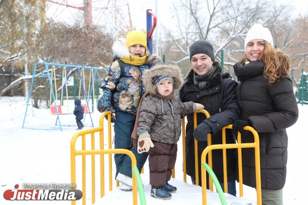 Семья Березиных: «Зимой мы любим гулять по заснеженному лесу и заниматься спортом». В среду в Екатеринбурге мокрый снег и гололедица - Фото 1