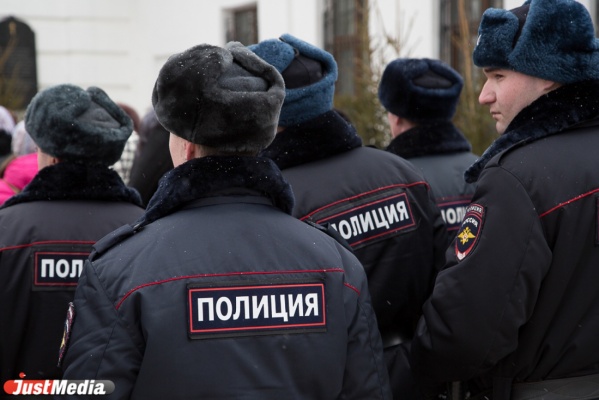 Полиция и ОМОН оцепили офис Сбербанка в Екатеринбурге - Фото 1