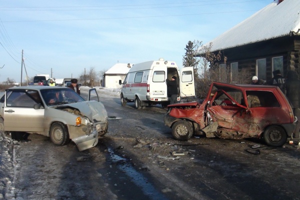 Неопытный водитель «Оки» в Артемовском спровоцировал ДТП с четырьмя пострадавшими - Фото 1