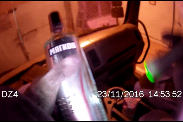 В екатеринбургскую ИК-10 пытались провезти водку в мусоровозе - Фото 1
