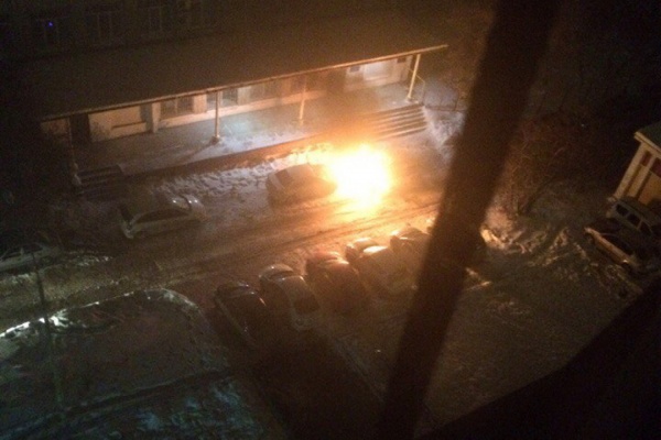 Ночью в Екатеринбурге сгорел новенький Mercedes. Пожар зацепил соседний автомобиль - Фото 1