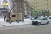 В центре Екатеринбурга инкассаторская машина и иномарка не поделили дорогу