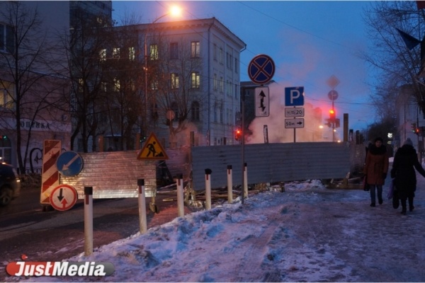 Жители домов на Первомайской остались без отопления из-за аварии на тепломагистрали. ФОТО - Фото 1