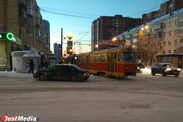Hyundai-нарушитель парализовал движение трамваев на Луначарского. ФОТО - Фото 1
