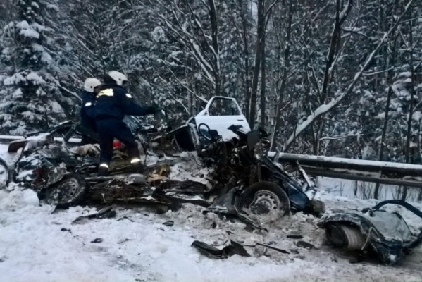 За выходные в Свердловской области произошло более 700 ДТП. На заснеженных дорогах погибли 8 и покалечились 19 человек - Фото 1