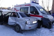 В Екатеринбурге скорая собрала на перекрестке две легковушки. Пострадали пять человек
