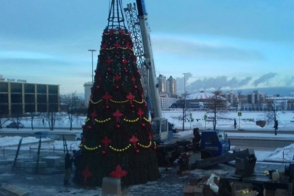 На Октябрьской площади устанавливают новогоднюю елку - Фото 1