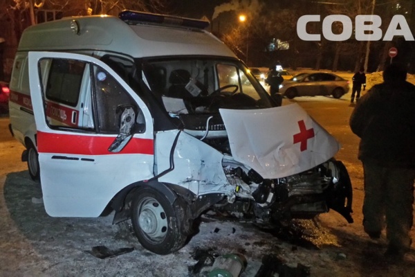 В Екатеринбурге автохам на Land Cruiser отправил в больницу водителя и двух врачей скорой. ФОТО - Фото 1