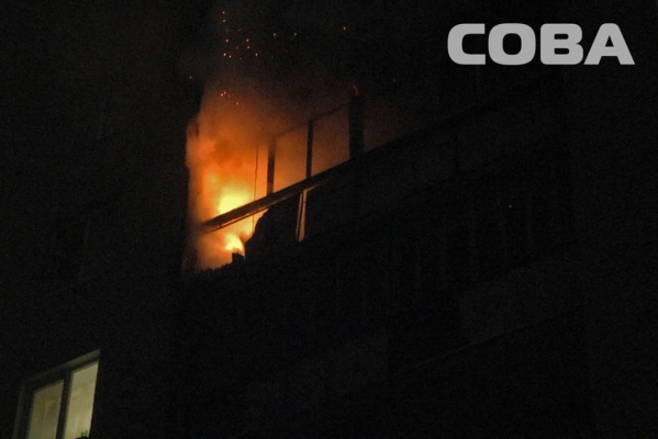 На Серафимы Дерябиной в девятиэтажке горели несколько квартир. ФОТО - Фото 1