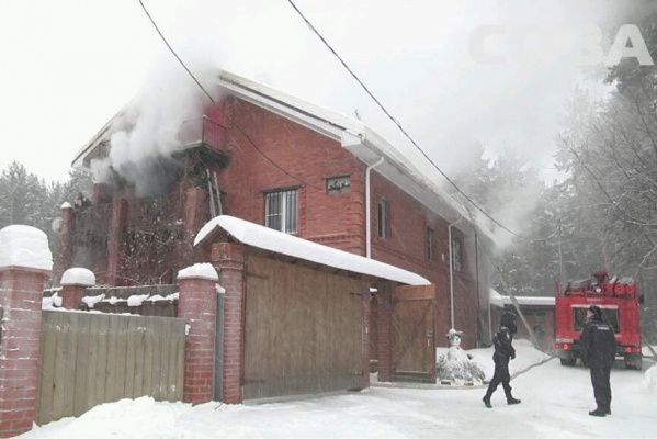 В поселке Медный сгорел коттедж, в котором проживали две семьи - Фото 1