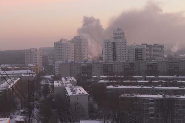 В Екатеринбурге утром из-за пожара в двух квартирах многоэтажки эвакуированы 22 человека - Фото 1