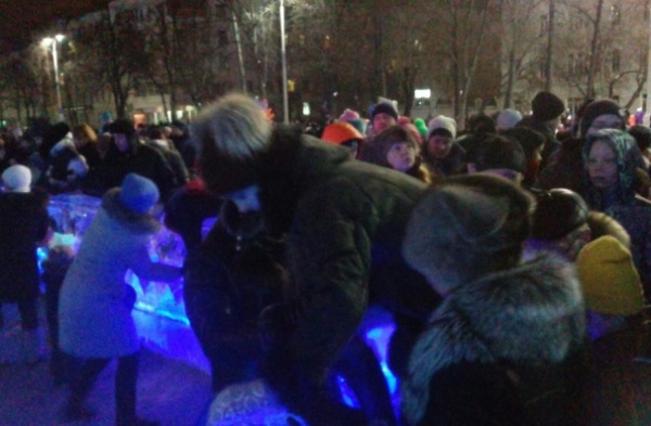 Екатеринбуржцы жалуются на жуткую давку вокруг ледового городка: «К елке не попасть, люди толкаются, кричат, лезут через ограждения» - Фото 1