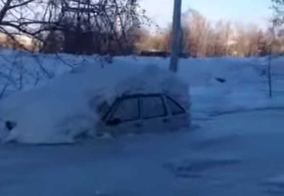  «Машины вмерзли в лед». Из-за коммунальной аварий в Первоуральске пострадало несколько автомобилей. ВИДЕО - Фото 1
