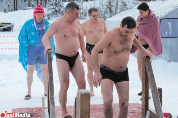 «Можно провалиться под лед!». В МЧС призвали жителей Екатеринбурга не скапливаться вокруг одной купели  - Фото 1